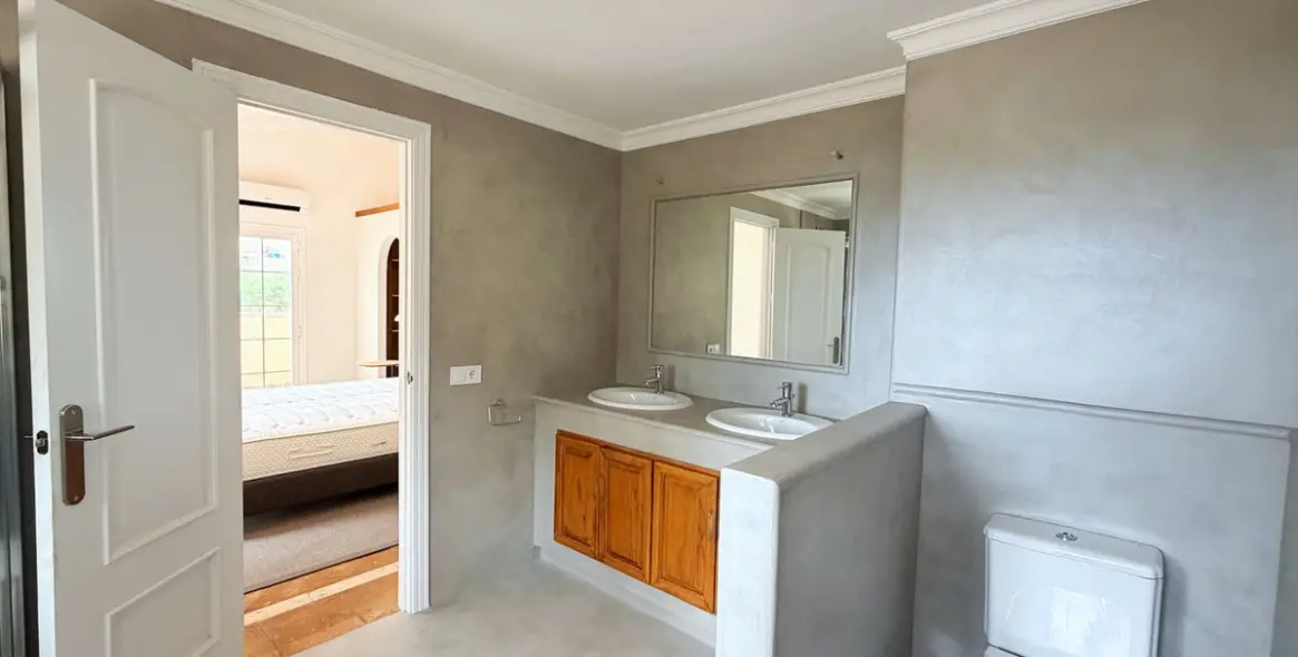 Long-term rent of detached villa in El Paraiso 34
