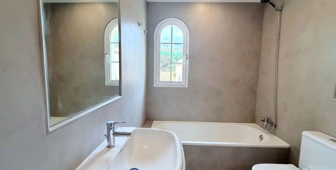 Long-term rent of detached villa in El Paraiso 35