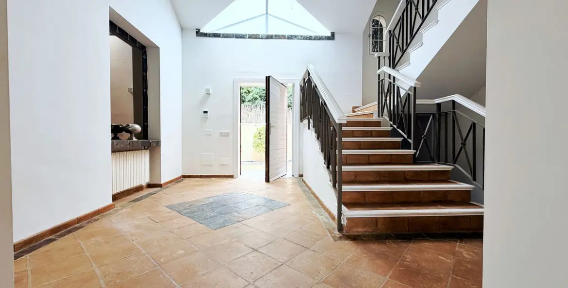 Long-term rent of detached villa in El Paraiso 43