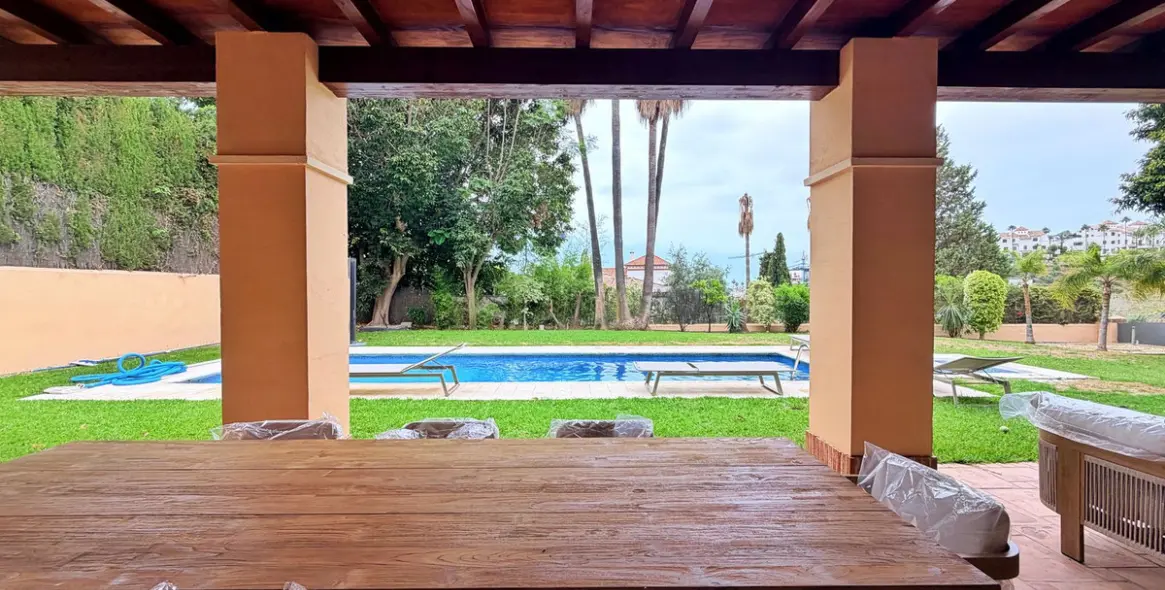 Long-term rent of detached villa in El Paraiso 54