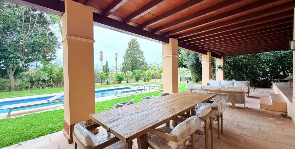 Long-term rent of detached villa in El Paraiso 55