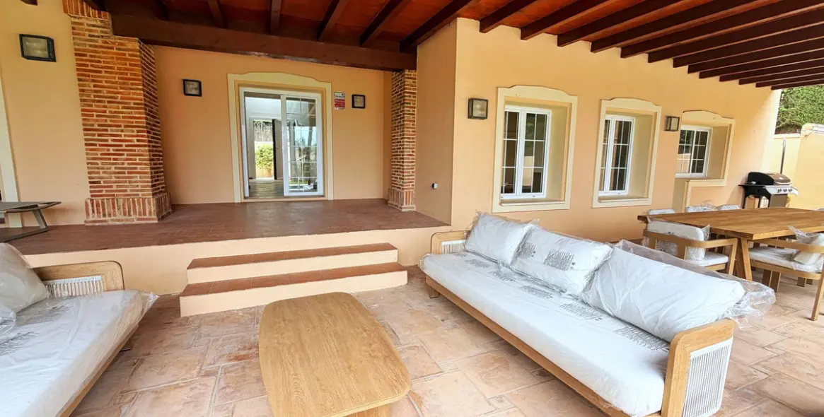 Long-term rent of detached villa in El Paraiso 60