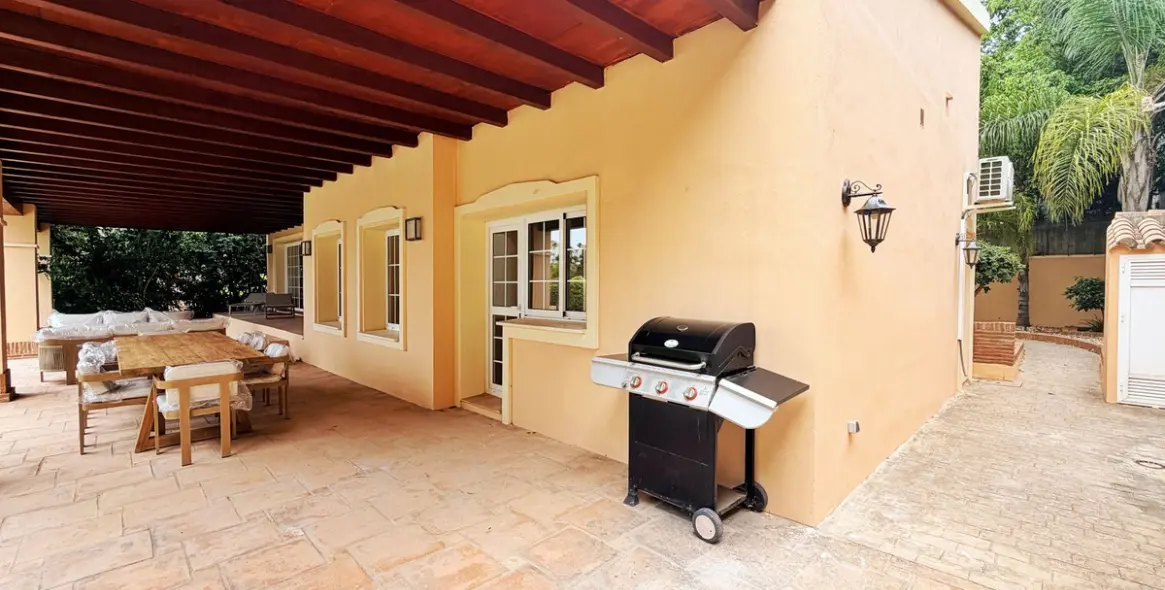 Long-term rent of detached villa in El Paraiso 68