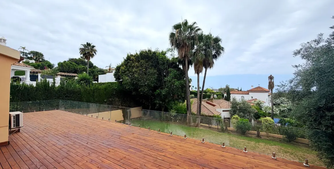 Long-term rent of detached villa in El Paraiso 69