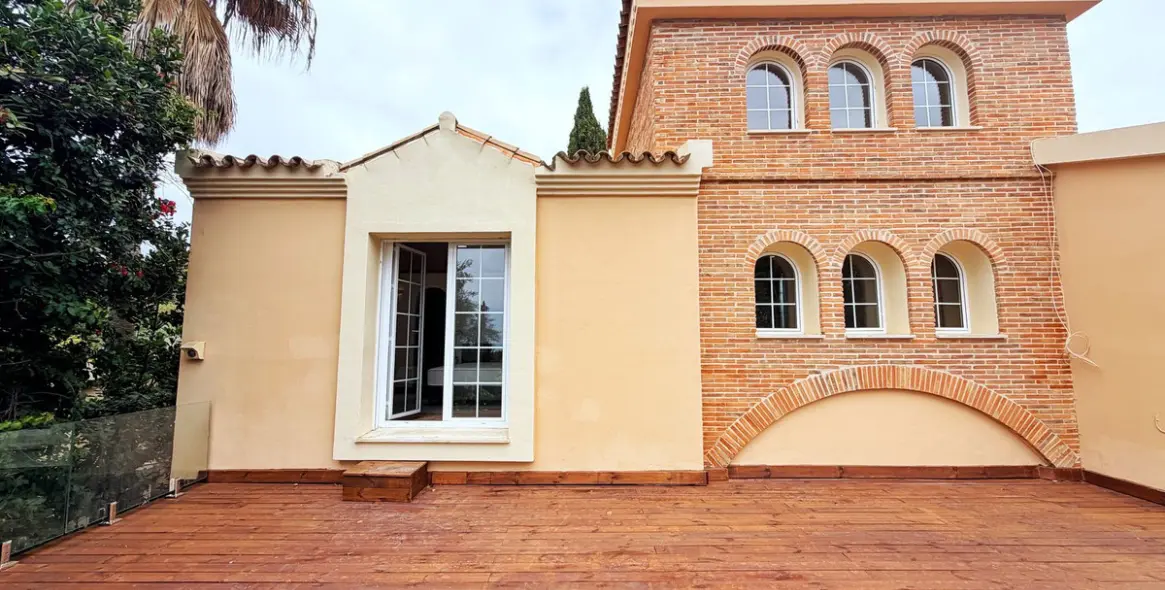 Long-term rent of detached villa in El Paraiso 71