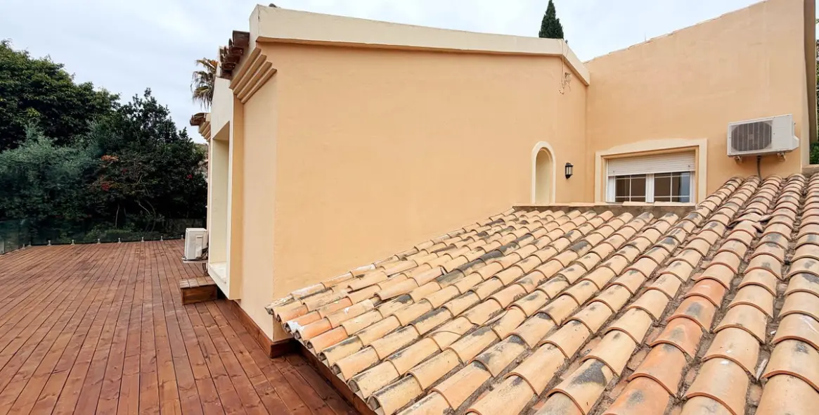 Long-term rent of detached villa in El Paraiso 76