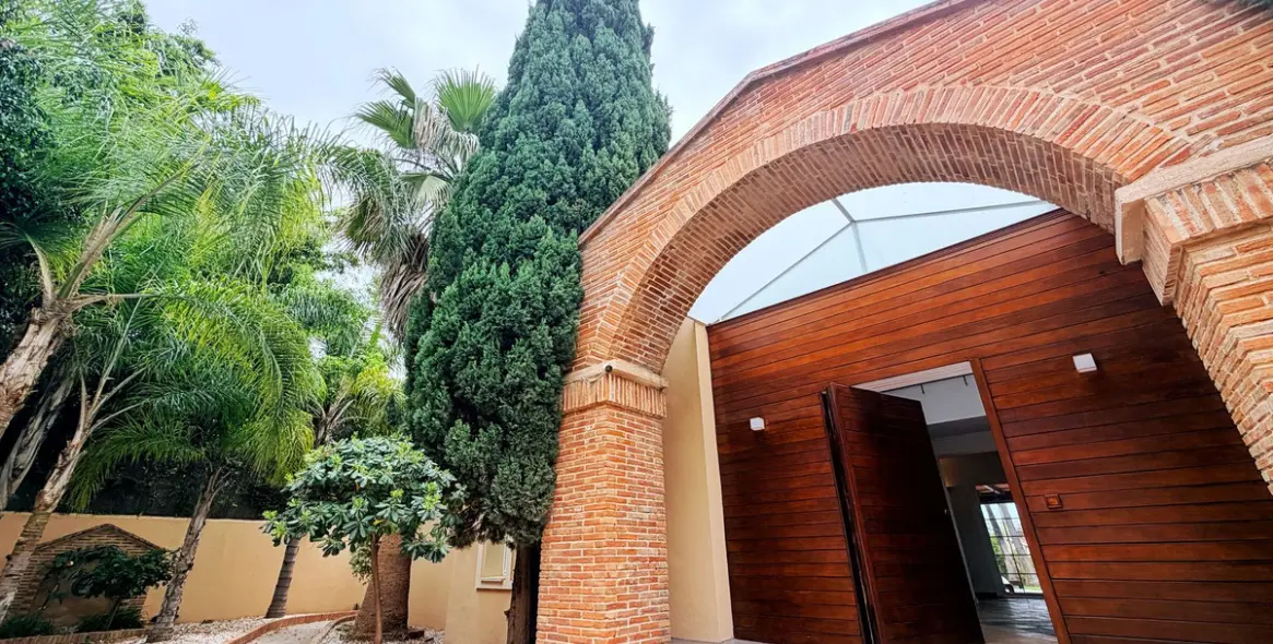 Long-term rent of detached villa in El Paraiso 80