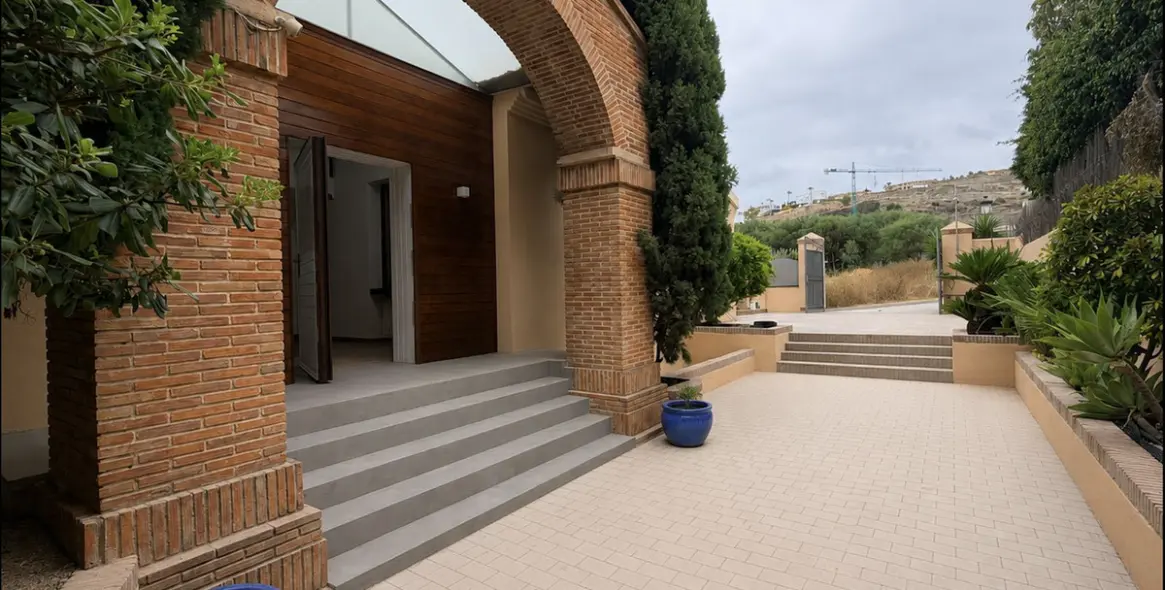 Long-term rent of detached villa in El Paraiso 82