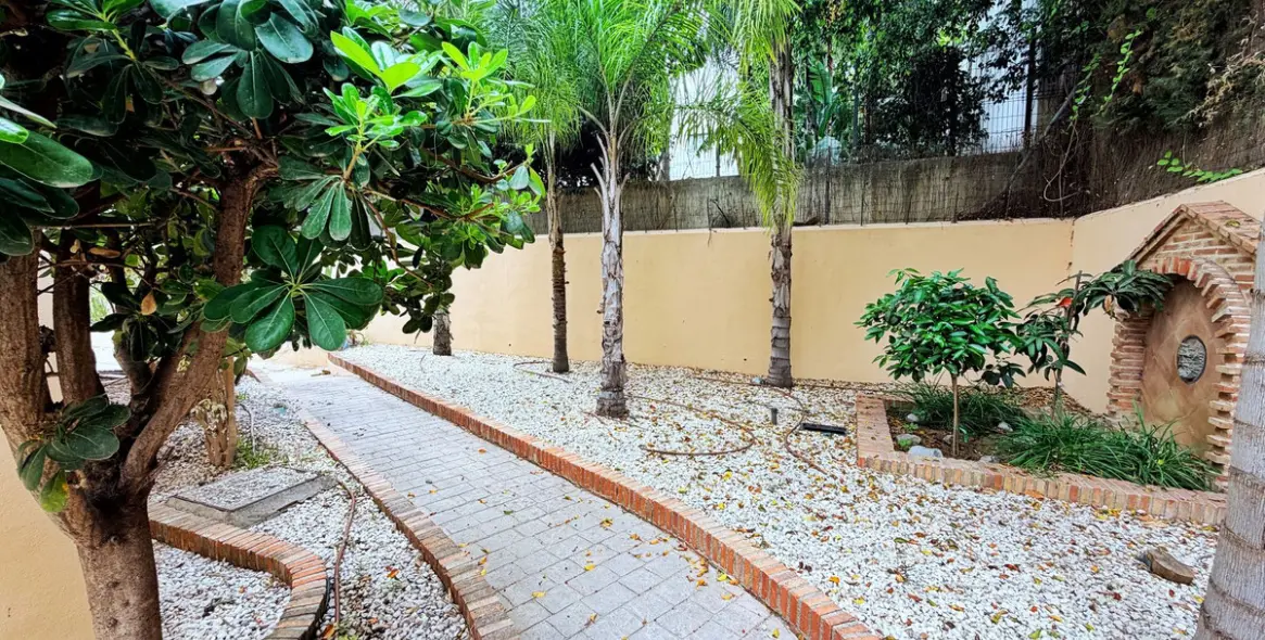 Long-term rent of detached villa in El Paraiso 85