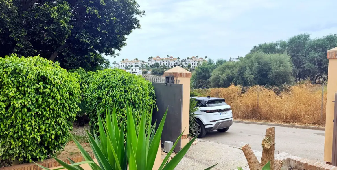 Long-term rent of detached villa in El Paraiso 88