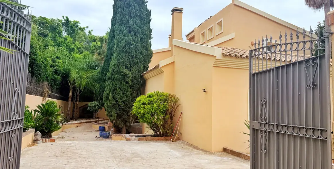 Long-term rent of detached villa in El Paraiso 90