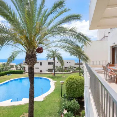 Venta de apartamento en planta media en Altos de los Monteros