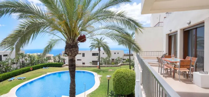 Venta de apartamento en planta media en Altos de los Monteros 0