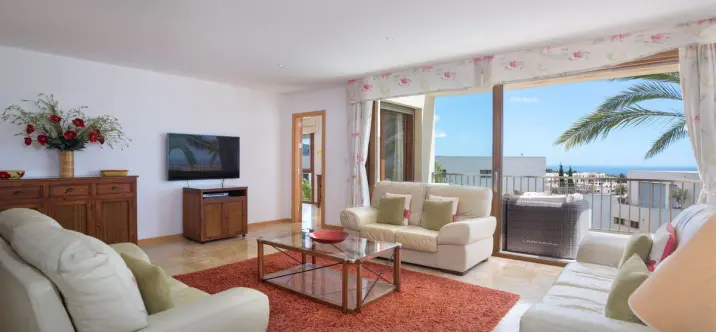 Venta de apartamento en planta media en Altos de los Monteros 2