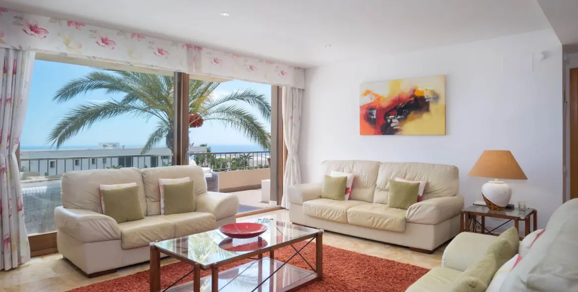 Venta de apartamento en planta media en Altos de los Monteros 5