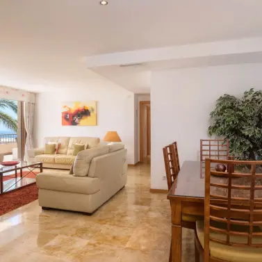 Venta de apartamento en planta media en Altos de los Monteros