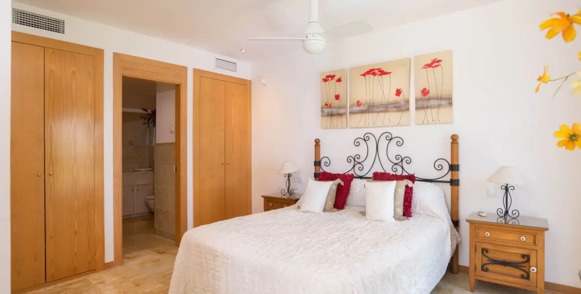 Venta de apartamento en planta media en Altos de los Monteros 12