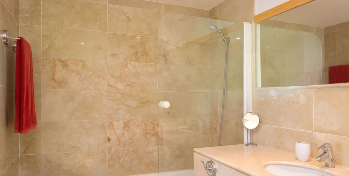 Venta de apartamento en planta media en Altos de los Monteros 14