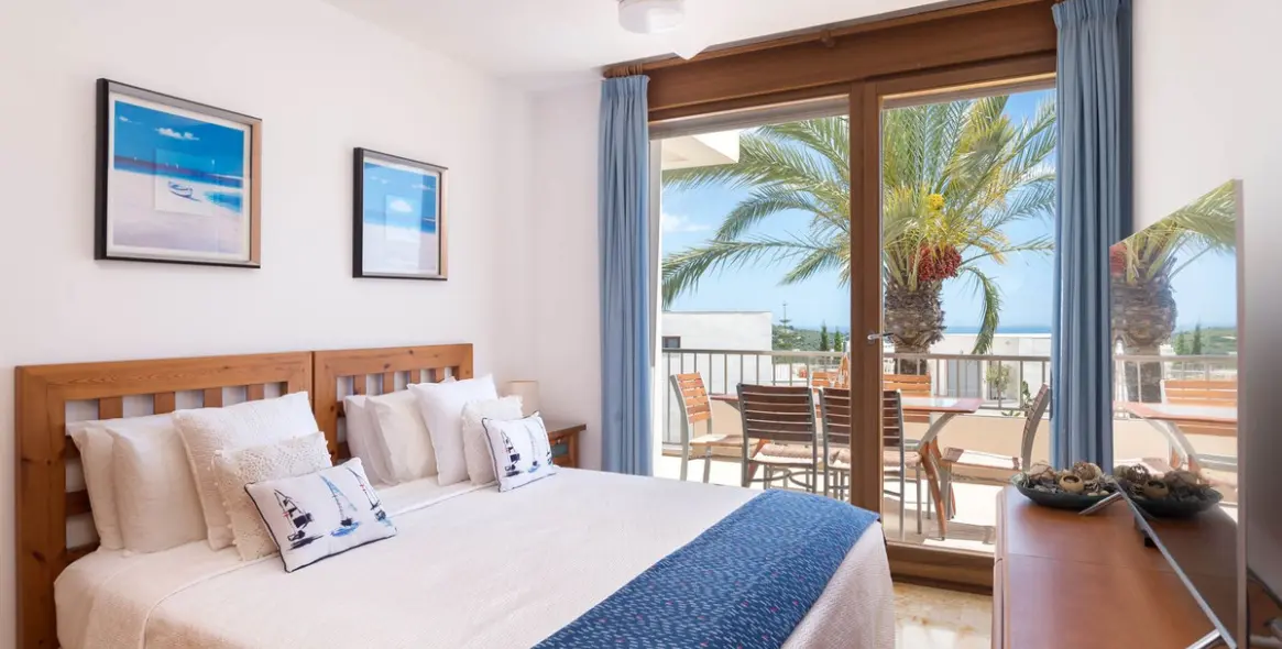 Venta de apartamento en planta media en Altos de los Monteros 15