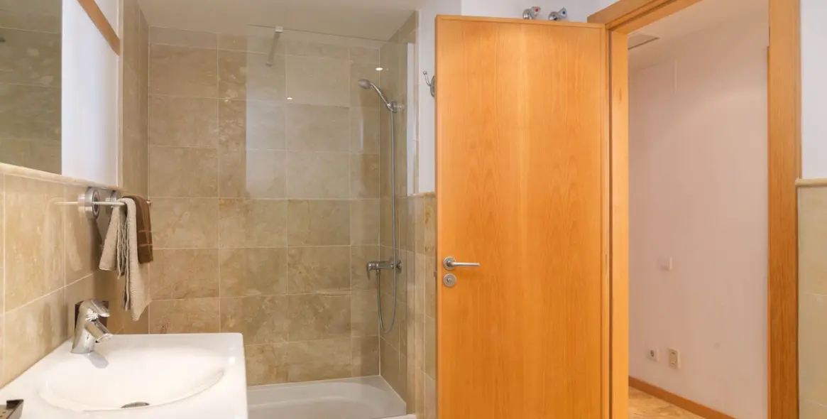 Venta de apartamento en planta media en Altos de los Monteros 18