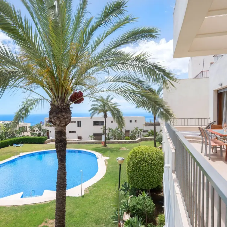 Sale of middle floor apartment in Altos de los Monteros