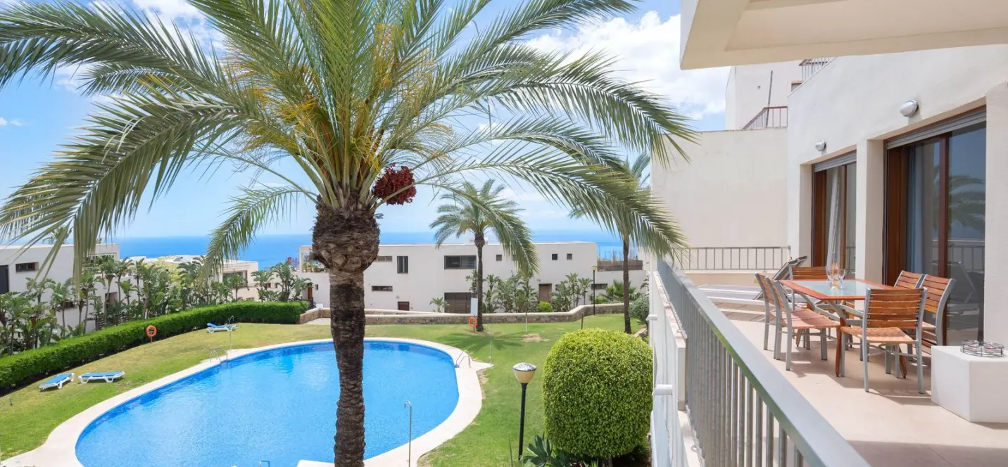 Sale of middle floor apartment in Altos de los Monteros 0