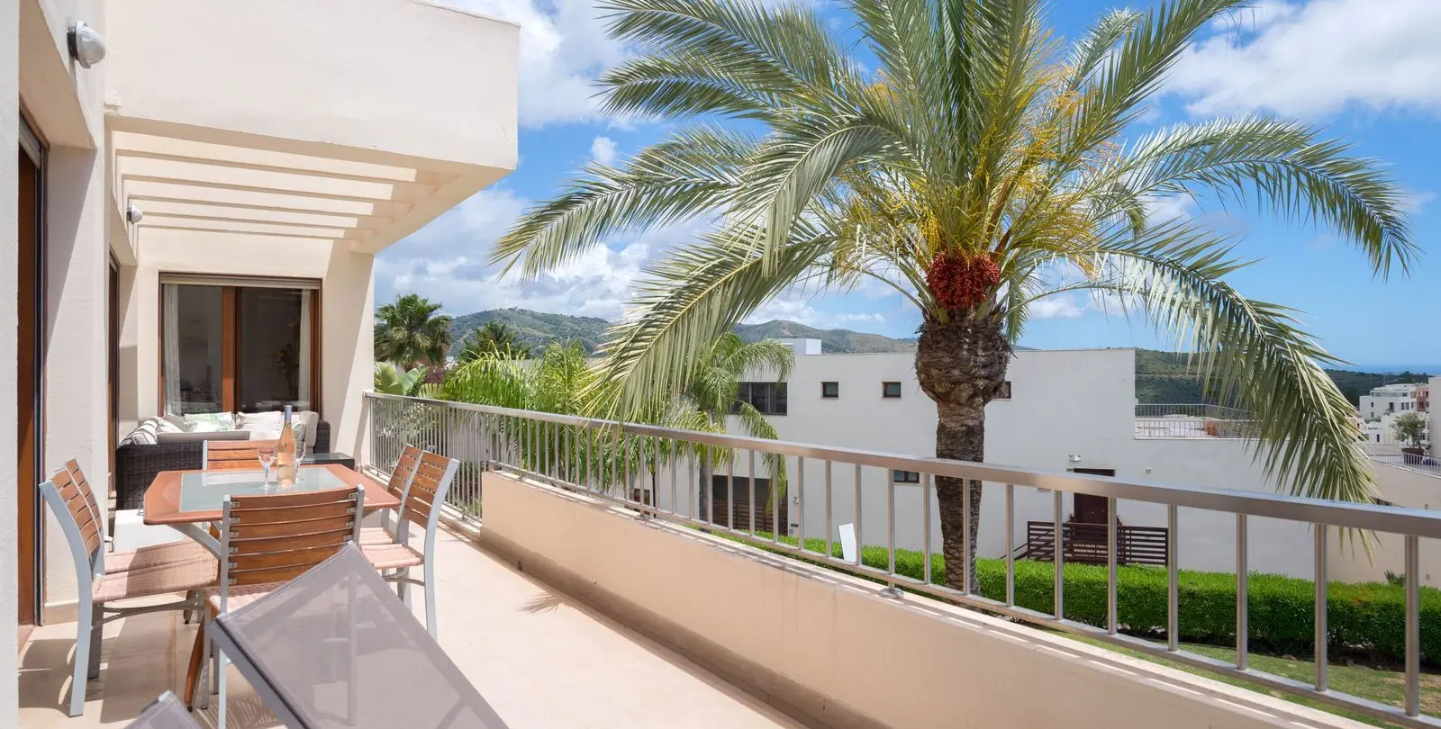 Sale of middle floor apartment in Altos de los Monteros 2