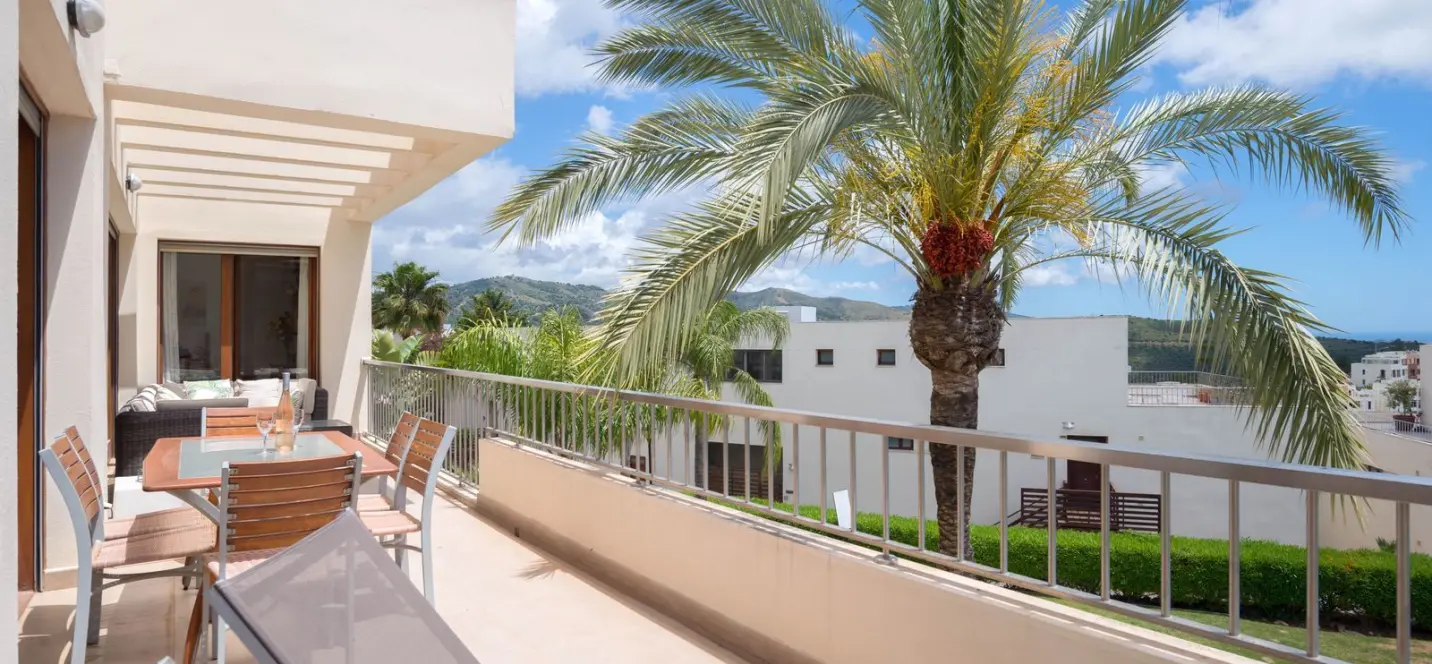 Sale of middle floor apartment in Altos de los Monteros 1