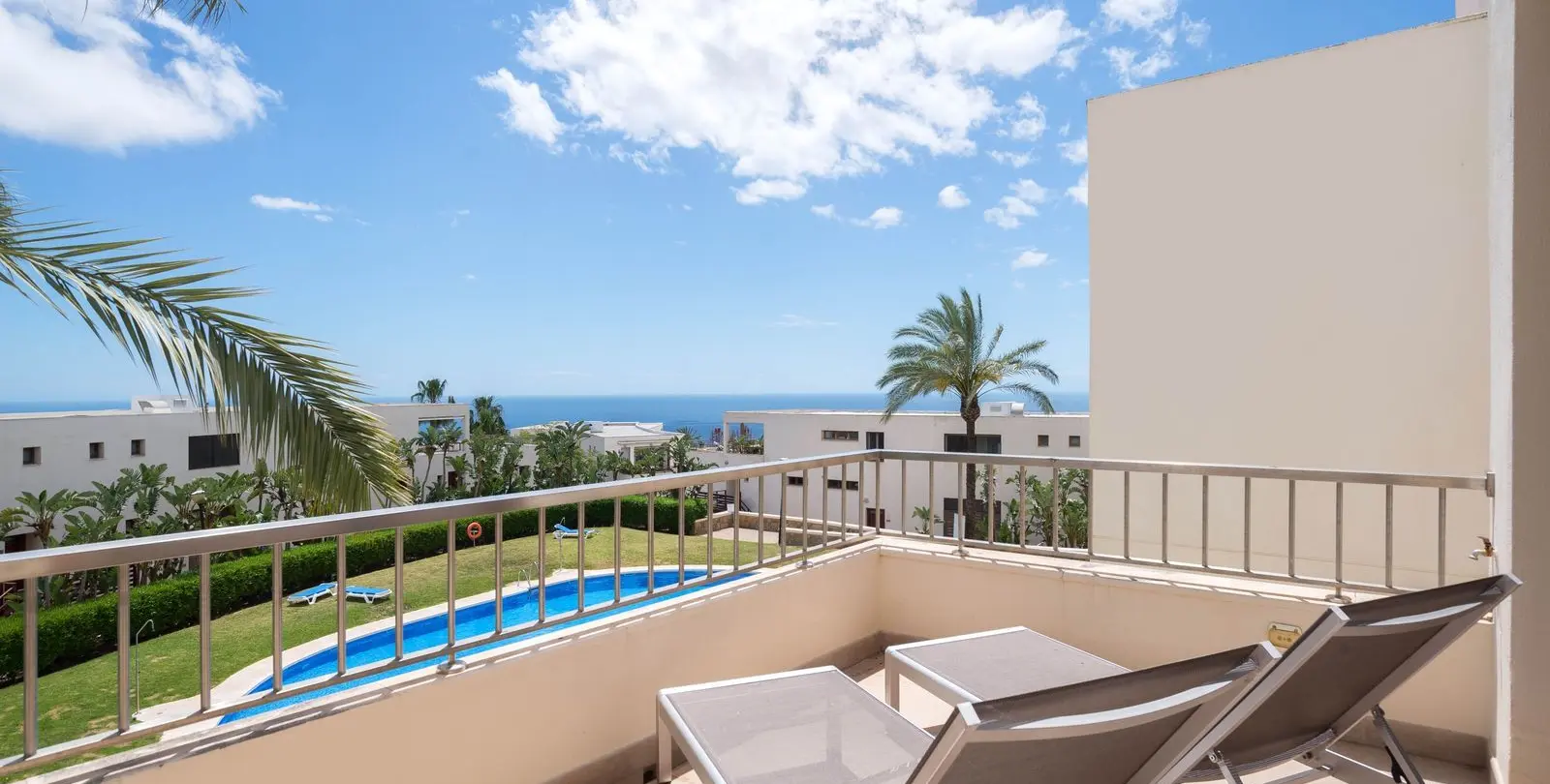 Sale of middle floor apartment in Altos de los Monteros 4