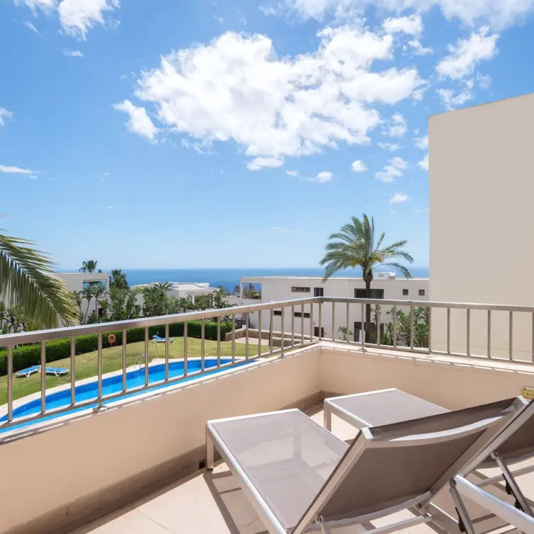 Sale of middle floor apartment in Altos de los Monteros