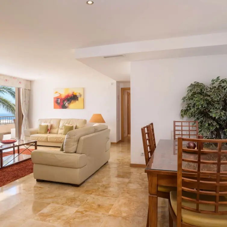 Sale of middle floor apartment in Altos de los Monteros