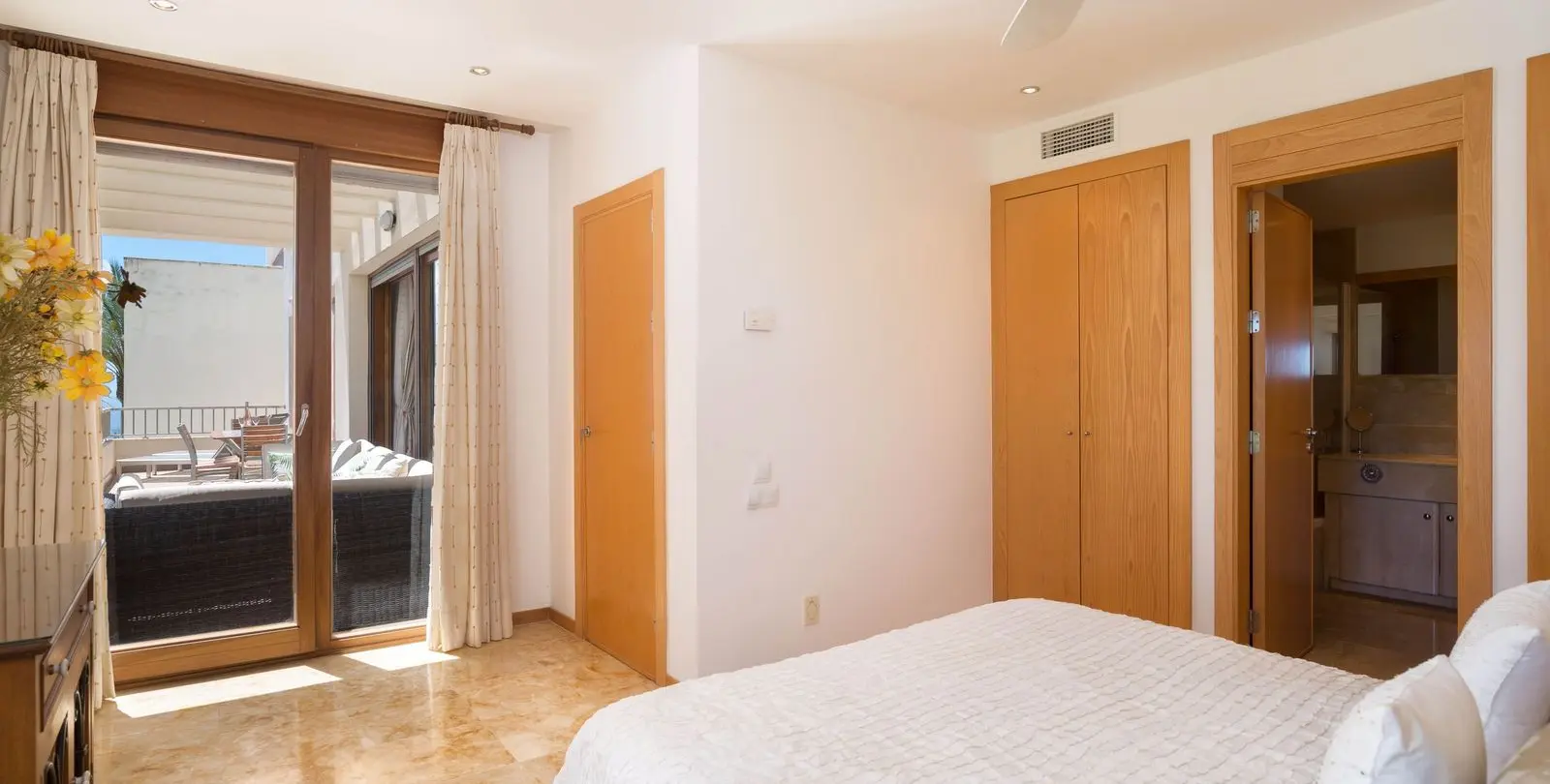 Sale of middle floor apartment in Altos de los Monteros 11