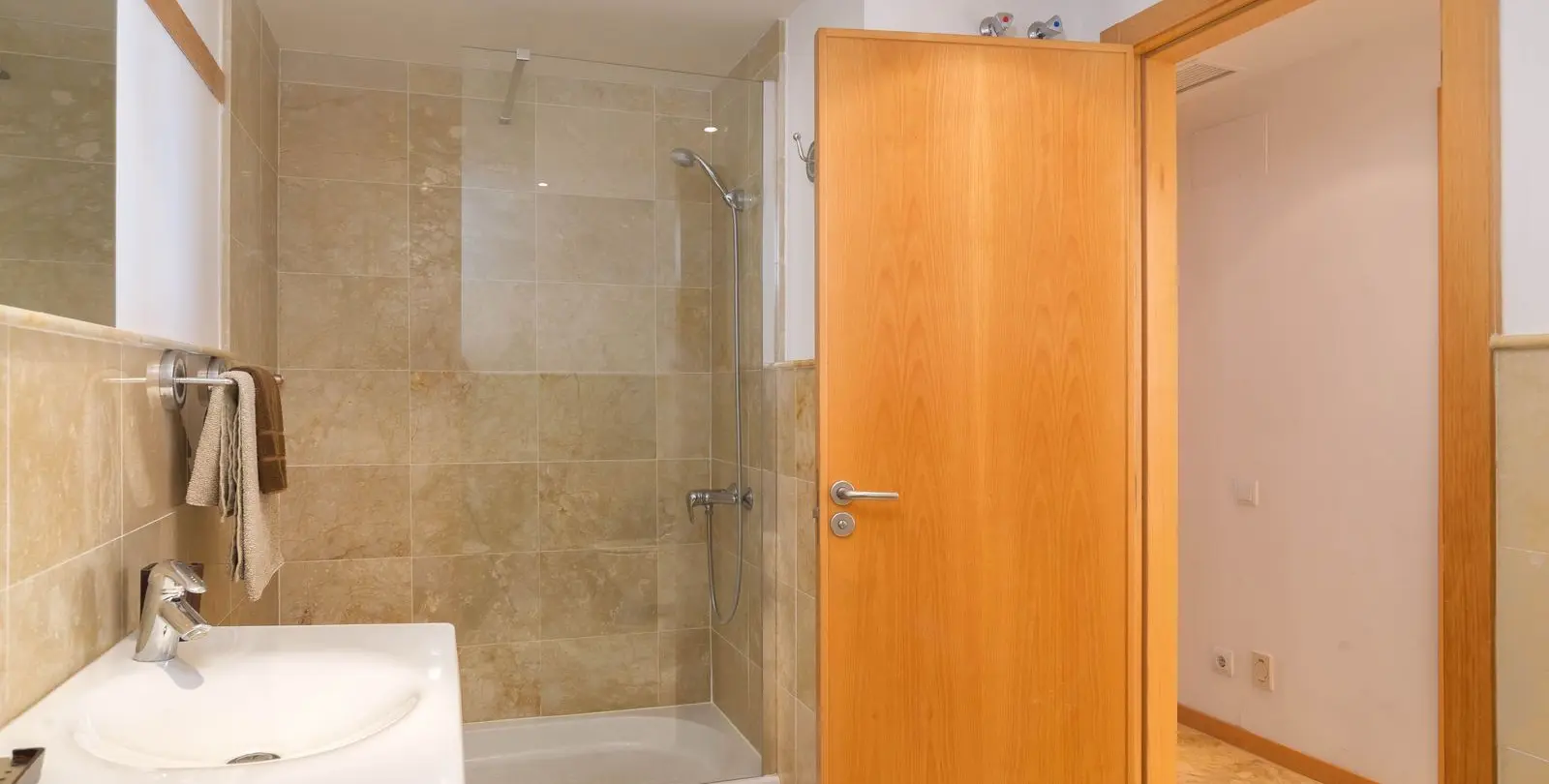Sale of middle floor apartment in Altos de los Monteros 18