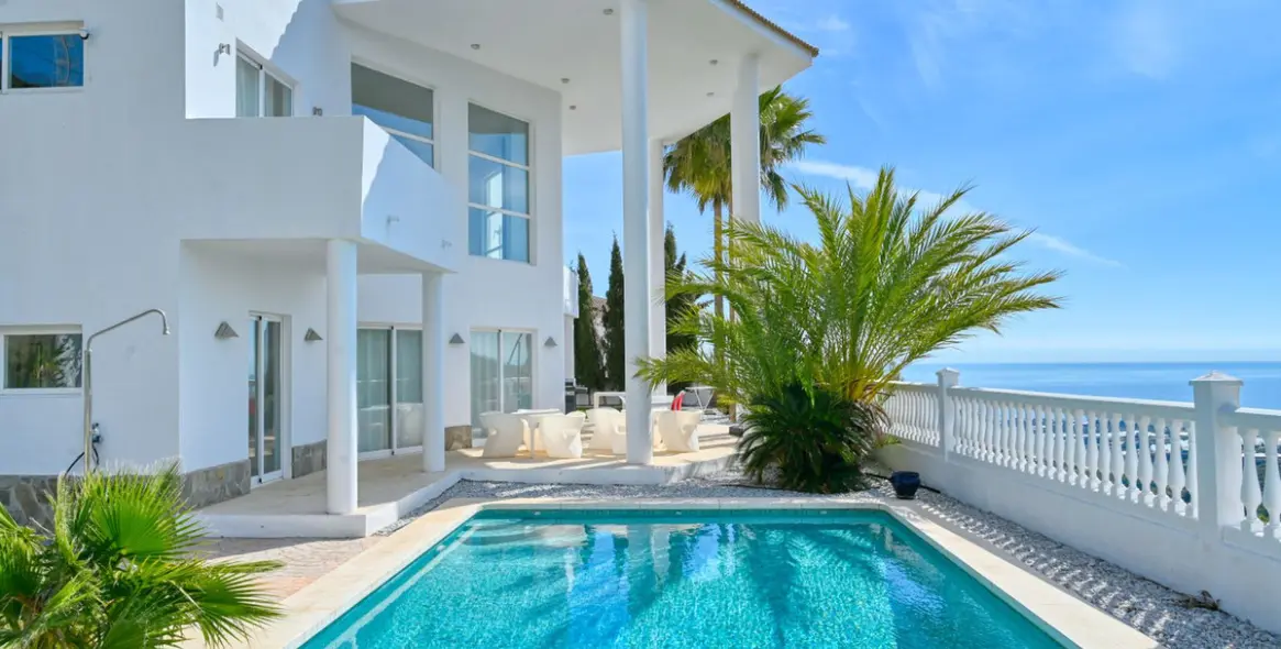 Sale of detached villa in Algarrobo 1