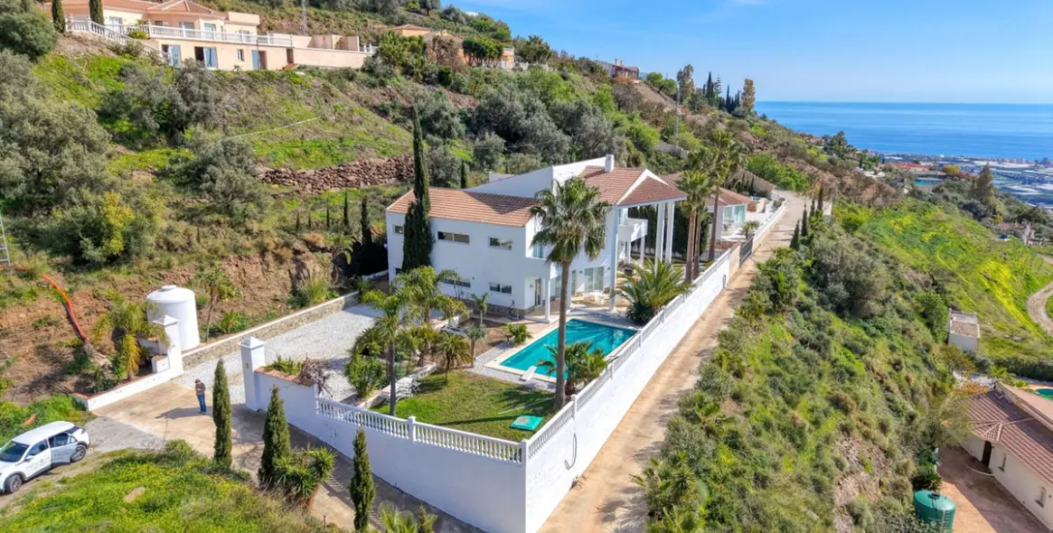 Sale of detached villa in Algarrobo 2