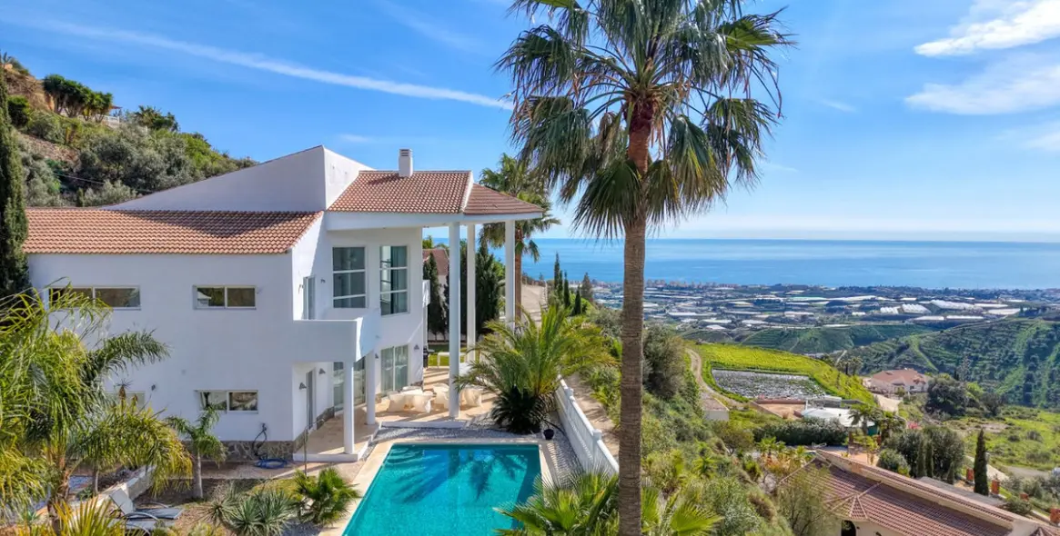 Sale of detached villa in Algarrobo 3