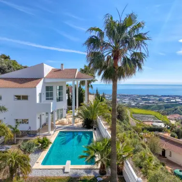 Sale of detached villa in Algarrobo