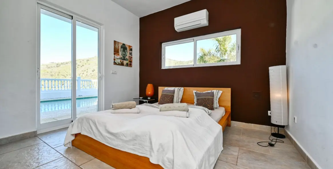 Sale of detached villa in Algarrobo 22