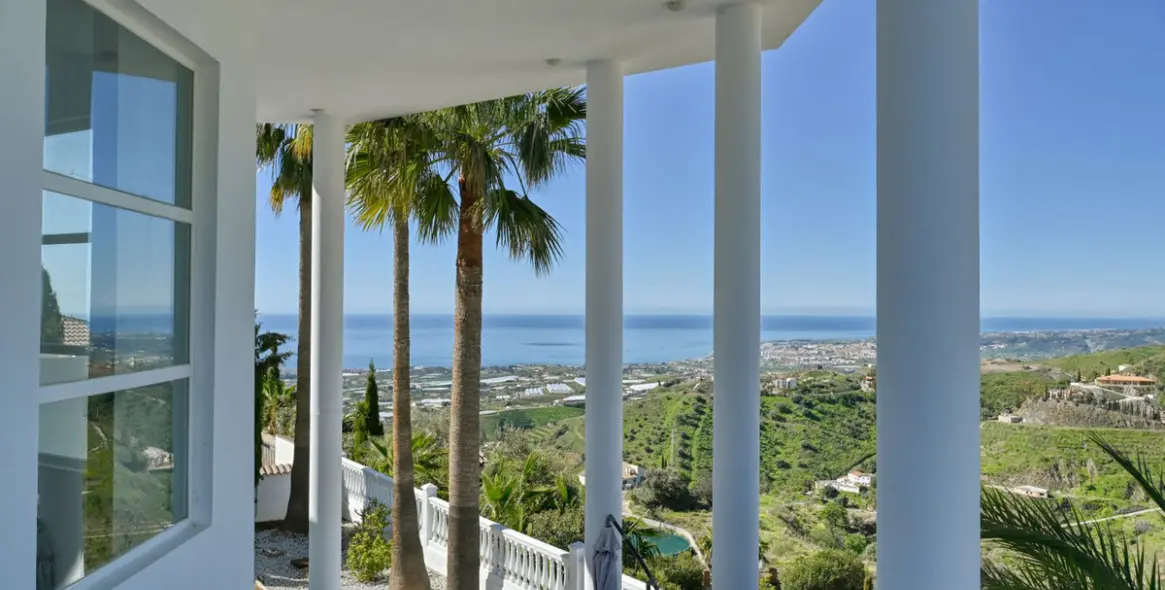 Sale of detached villa in Algarrobo 28