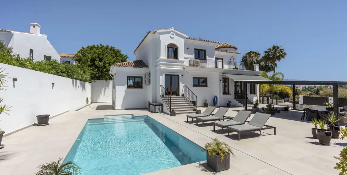 Продажа  отдельно стоящей виллы в Estepona 1