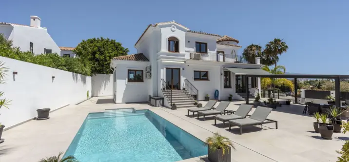 Продажа  отдельно стоящей виллы в Estepona 0