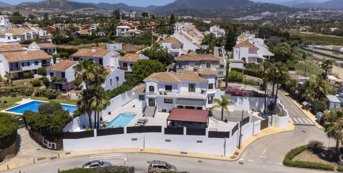 Продажа  отдельно стоящей виллы в Estepona 2