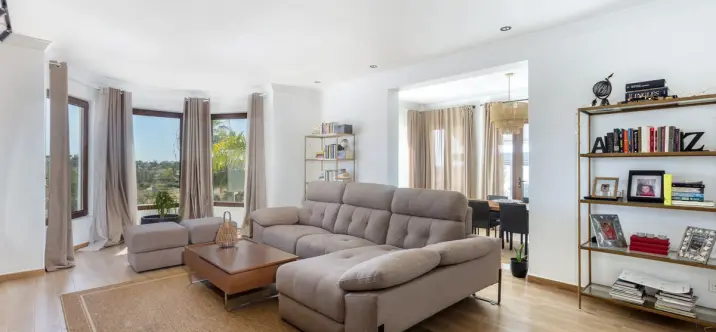 Продажа  отдельно стоящей виллы в Estepona 3