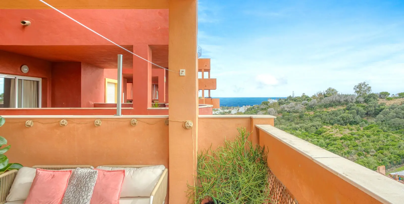 Sale of middle floor apartment in Reserva de Marbella 4