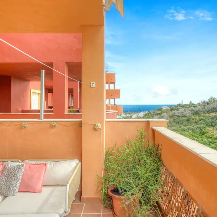 Sale of middle floor apartment in Reserva de Marbella