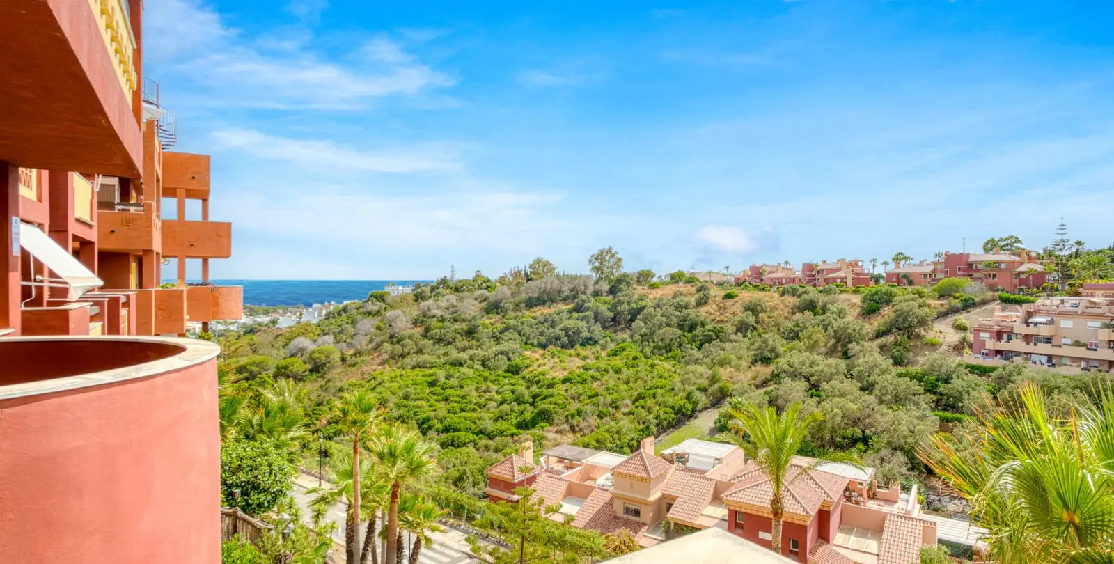 Sale of middle floor apartment in Reserva de Marbella 6