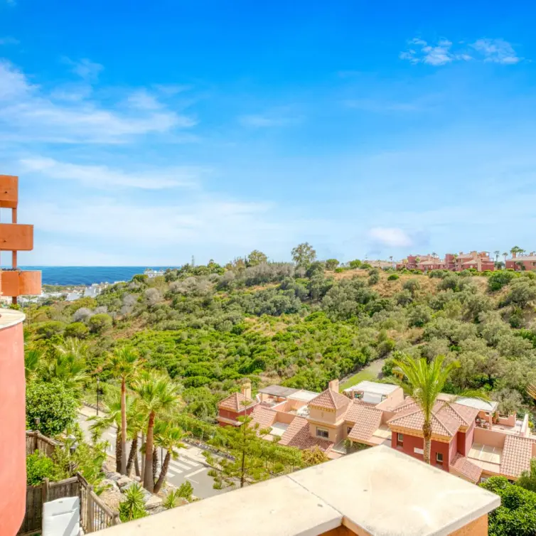 Sale of middle floor apartment in Reserva de Marbella