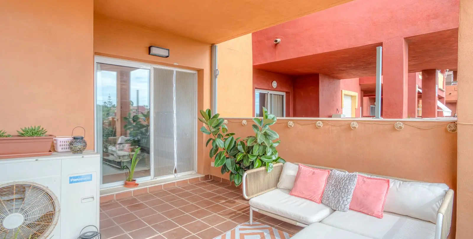Sale of middle floor apartment in Reserva de Marbella 8