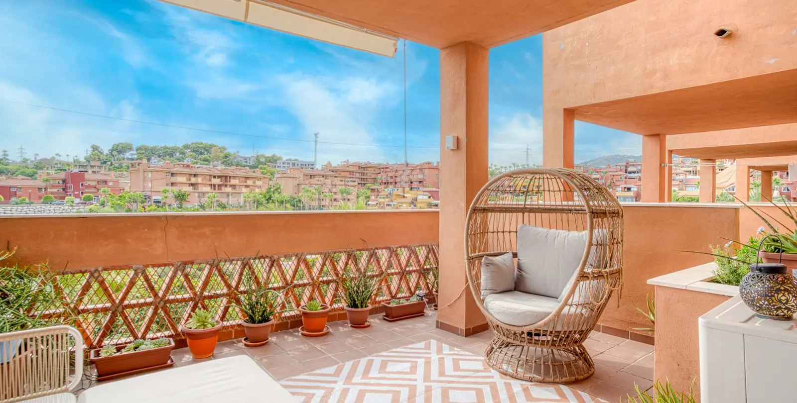 Sale of middle floor apartment in Reserva de Marbella 12