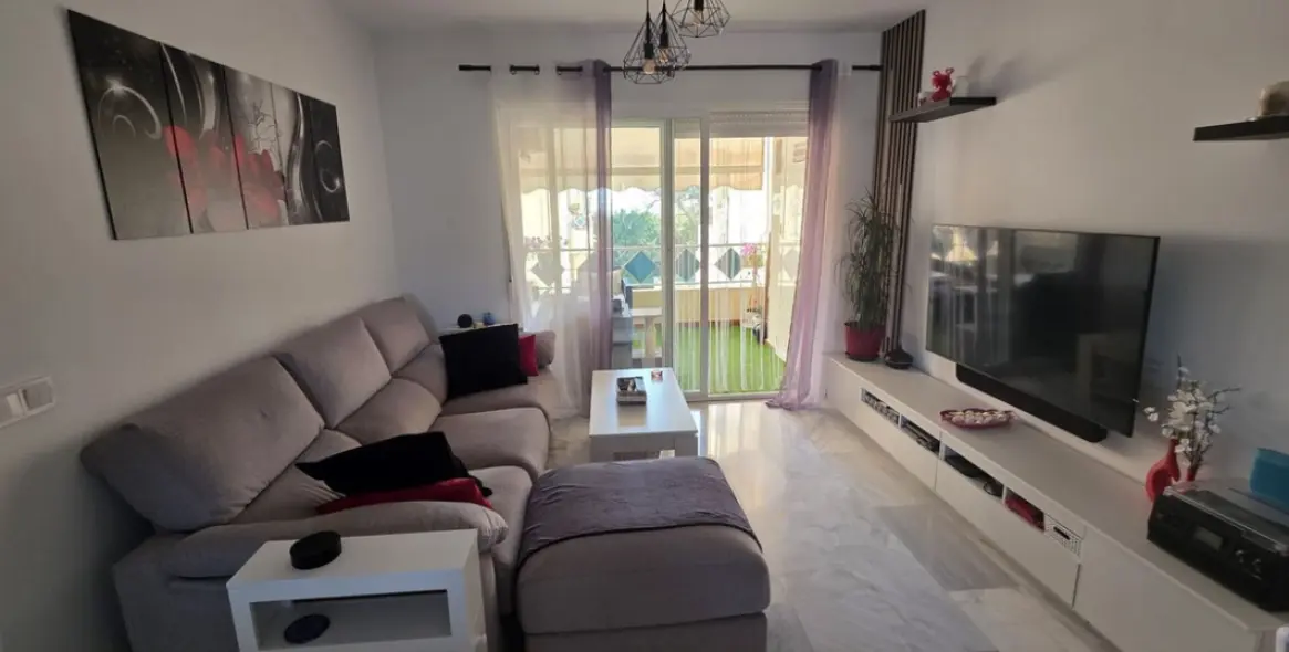 Venta de apartamento en planta media en Costabella 1